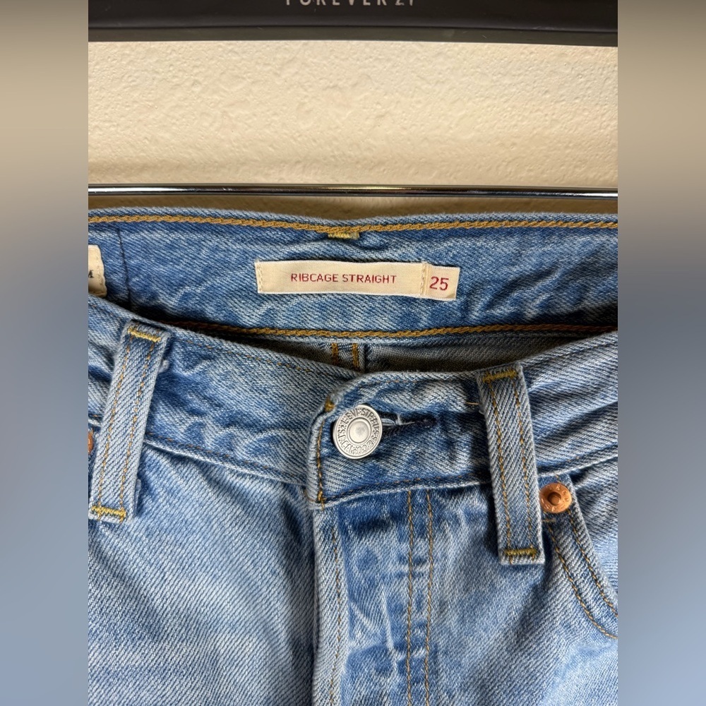 Levi Ribcage Straight Womens Jeans 25 Cropped Cut Hem 25” Inseam Light Wash - Picture 3 of 10
